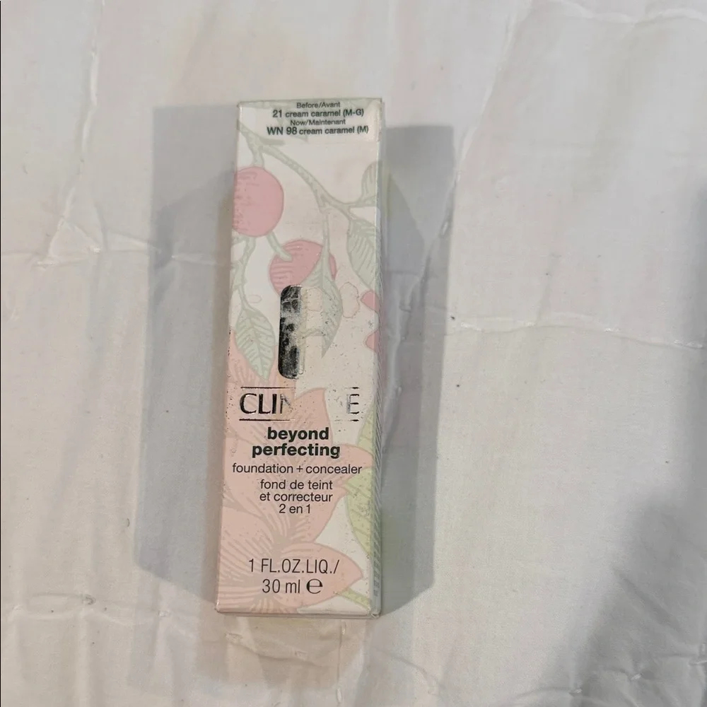 Clinique Beyond Perfecting Foundation + Concealer in Cream (21 Cream Caramel)